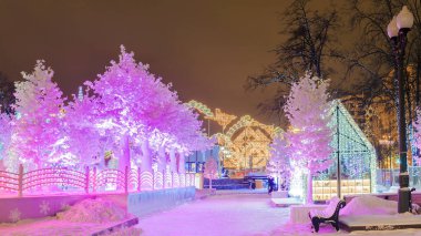 Noel Moskova'da. Festively Moskova'da Puşkin Meydanı dekore edilmiş