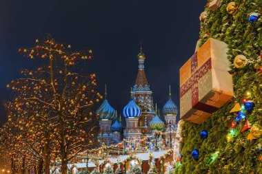 Noel Moskova'da. Moskova'da kırmızı yılbaşı dekorasyonu