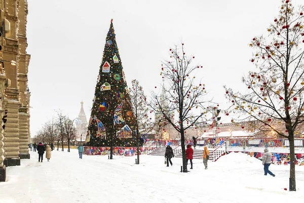 Weihnachtsmarkt Auf Dem Roten Platz Bei Moskauer Schneetreiben — Stockfoto