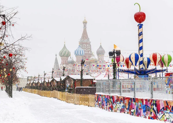 Weihnachtsmarkt Auf Dem Roten Platz Bei Moskauer Schneetreiben — Stockfoto