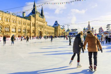 Moskova, Rusya-Şubat 1, 2018: Moskova'da Noel. Buz pateni pisti kırmızı kare üzerinde favori tatil yeni yıl tatilinde spot olduğunu