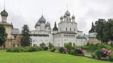 Rostov Kremlin yağmurlu havalarda. Rusya'nın altın yüzük
