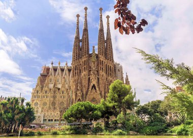Barcelona, İspanya - 15 Eylül: Barcelona'da Sagrada Familia 2015 yılında. Sagrada bir soyadı - en bilinen Antoni Gaudi tarafından oluşturulan binalar.