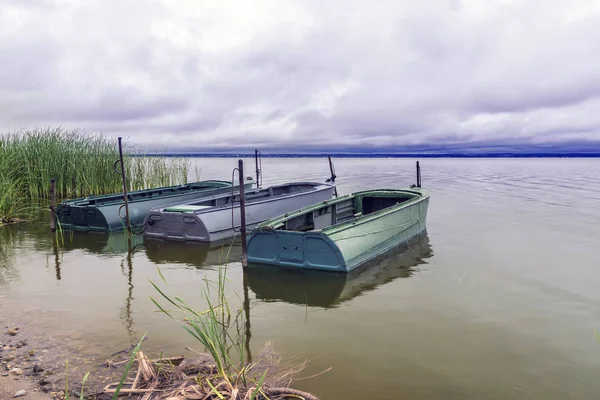 Tři Lodě Jezero Oblačné Počasí — Stock fotografie