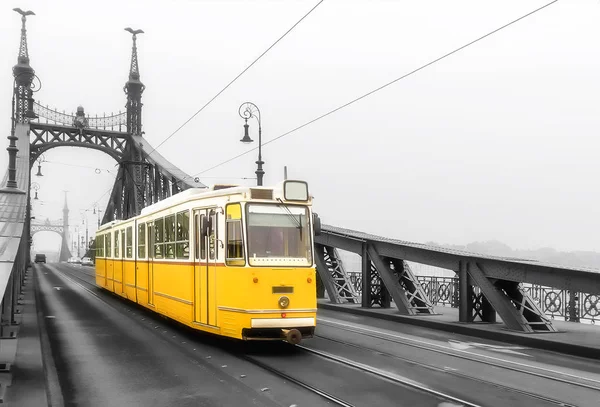 Tram Giallo Retrò Sul Liberty Bridge Budapest — Foto Stock