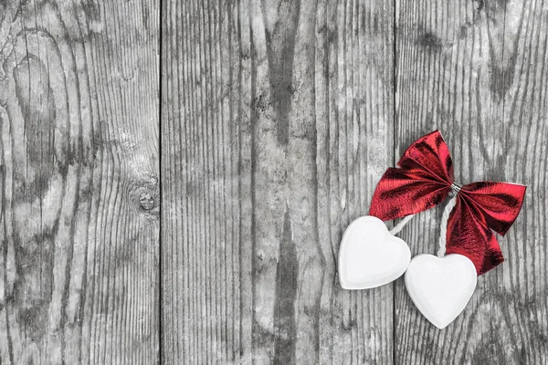 San Valentino Decorativi Cuori Legno Bianco Contro Vecchio Sfondo Legno — Foto Stock