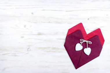 Sevgililer günü. iki kalp kırmızı peçeteler