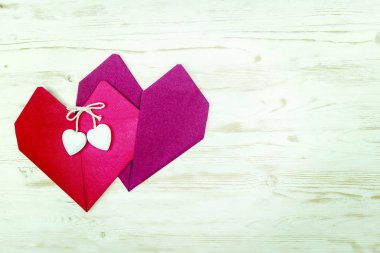 Sevgililer günü. iki kalp kırmızı peçeteler