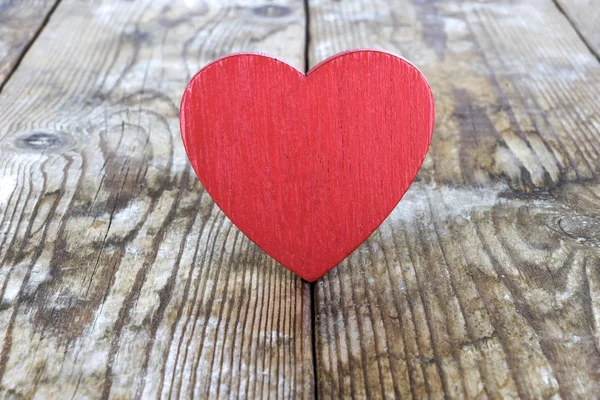 Sevgililer günü. Eski arka plan üzerinde kırmızı kalp Komiteleri