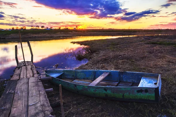 Oude Boot Aan Rivieroever Landschap Met Prachtige Zonsondergang — Stockfoto