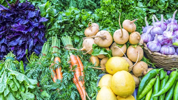 Färska Grönsaker Och Örter Counter Marknaden — Stockfoto