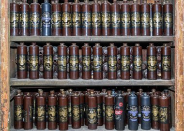 Riga, Letonya - 10 Haziran 2017: Riga siyah Balsam doğal malzemelerle yapılan geleneksel Letonca bitkisel likörü olduğunu.