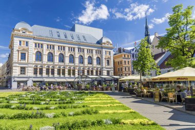 Riga, Letonya-Haziran 10, 2017: Livu Meydanı. bir turistik Eski Riga gezi.