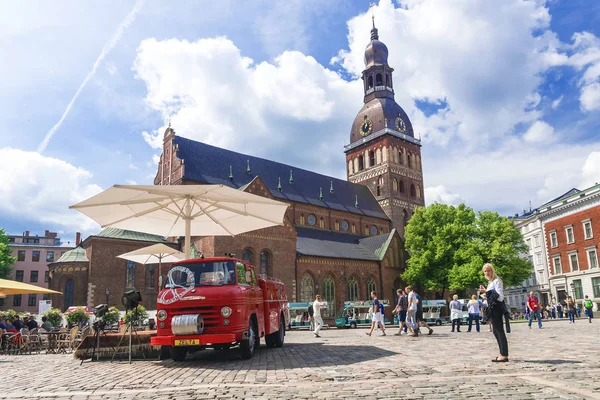 Riga Latvia Junio 2017 Cafés Callejeros Plaza Cúpula Riga —  Fotos de Stock