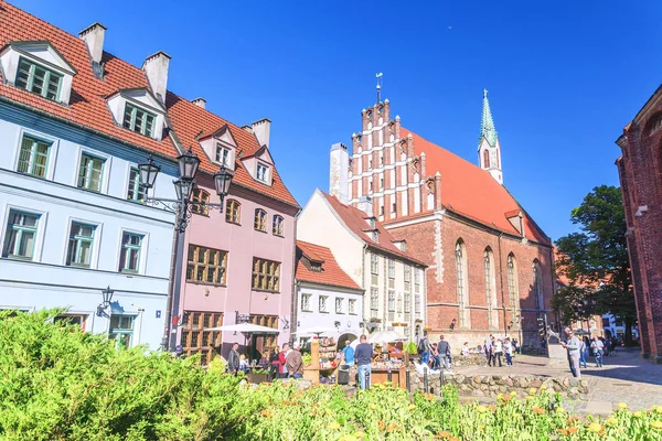Riga, Letonya - 12 Haziran 2017: Eski şehir sokaklarını. Riga'da bir Lutheran Kilisesi St John Kilisesi olduğunu