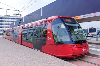 Venedik, İtalya-25 Nisan 2017: İnsanlar Actv tramvay ile seyahat 