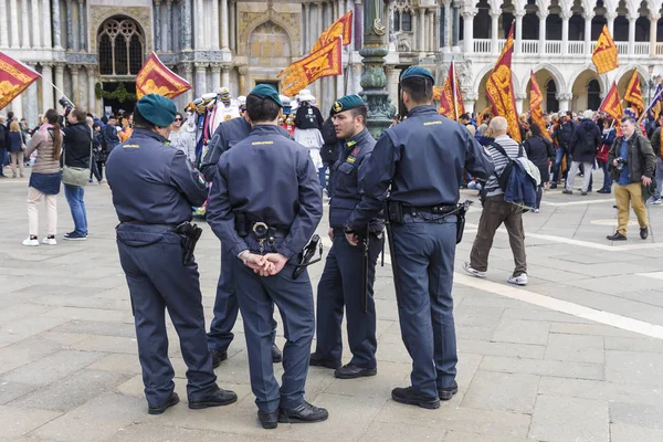 Itálie, Benátky-25. dubna 2017: italští strážci na hostině t — Stock fotografie