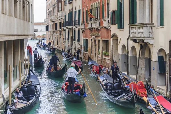 ITALY, VENICE-28 APRIL 2017: Large accumulation of gondolas in t — Stock Photo, Image