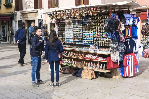 Венеції. Італія-19 квітня 2017: туристи купують сувеніри на вул. — стокове фото
