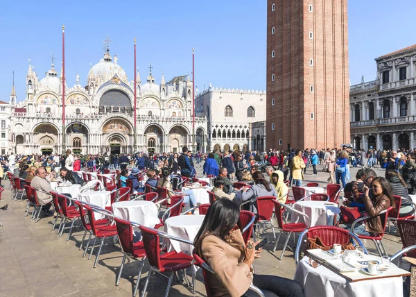 ITALY, VENICE-24 APRIL 2017: Tourists in a street cafe on San Ma — Stock Photo, Image