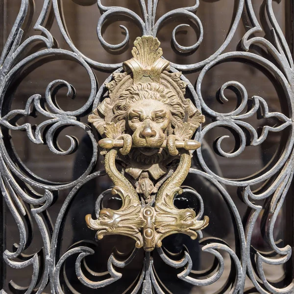 Mosazná klika na dveřích lva. — Stock fotografie