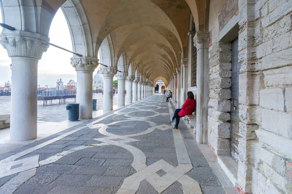 Itálie, Benátky. Kolonáda Dogova paláce v Benátkách — Stock fotografie