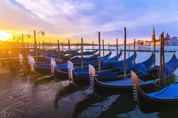 Gondoler förtöjd vid Markusplatsen med San Giorgio di Maggior — Stockfoto