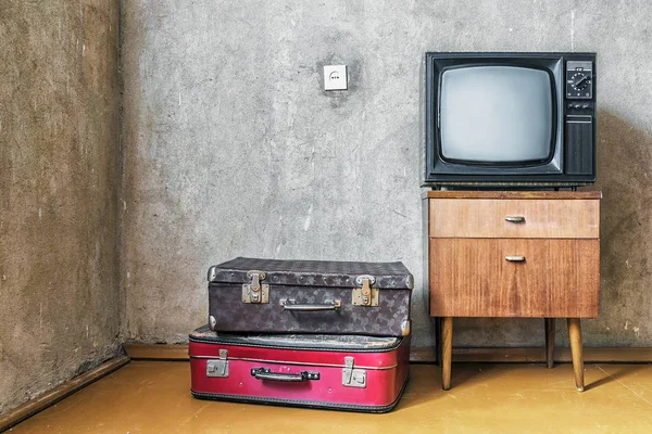 Altes Zimmer. Retro-Fernseher und alte Koffer — Stockfoto