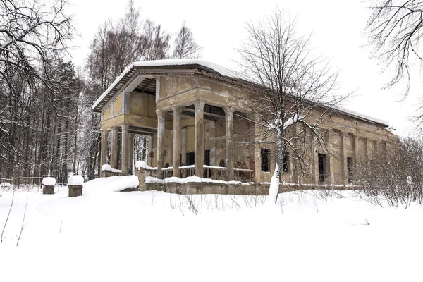 Old abandoned building covered with snow — Stock Photo, Image