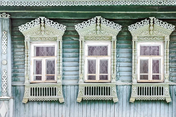 Vieille fenêtre de la maison en bois russe — Photo