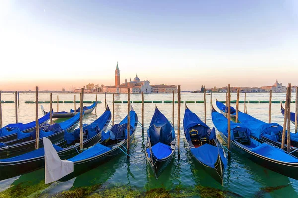 Gondolas kiinnitettynä Saint Mark aukio San Giorgio di Maggior — kuvapankkivalokuva