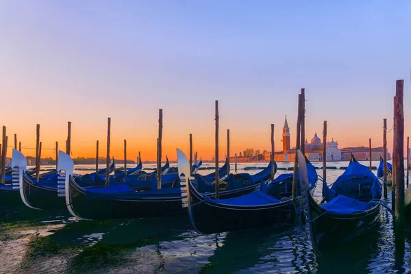 Gondolas kiinnitettynä Saint Mark aukio San Giorgio di Maggior — kuvapankkivalokuva