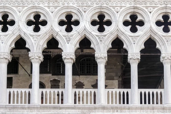 ヴェネツィアのドージ宮殿の建築要素 — ストック写真