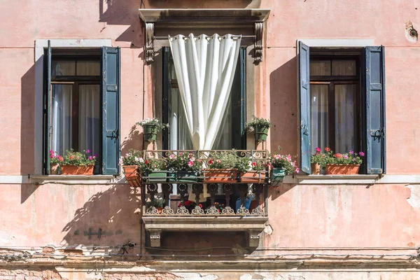 Alte Fassade. Fenster und Balkon mit Blumen dekoriert — Stockfoto