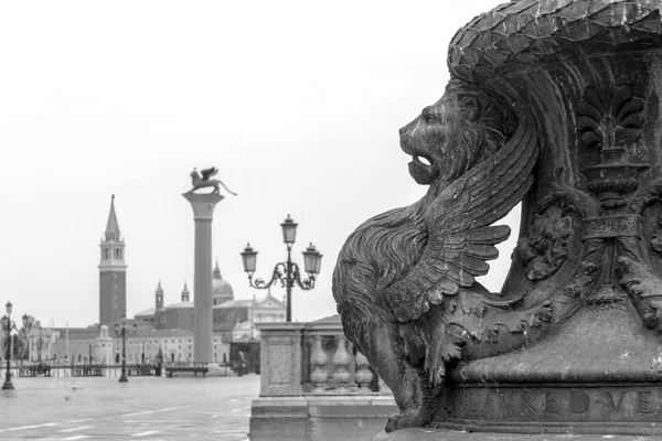 Estatua del león alado símbolo de Venecia en la plaza de San Marcos — Foto de Stock