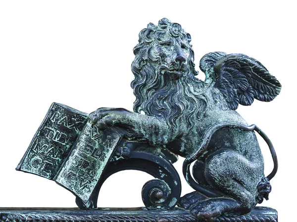 Bronz szobor a szárnyas oroszlán szimbóluma Velence Szent Márk — Stock Fotó