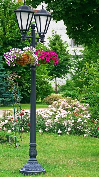 Linterna de jardín con flores. Hermosa decoración de jardín — Foto de Stock