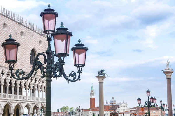 Venecia, Italia. Lámparas en la Plaza San Marco de Venecia — Foto de Stock