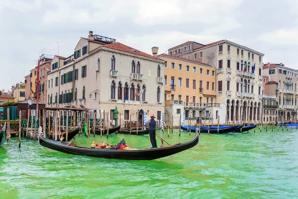 ヴェネツィア、イタリア。ヴェネツィアの大運河のゴンドラ — ストック写真