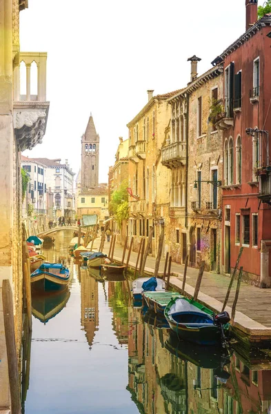 Italië. Venetië. Kleurrijke ochtend grachten in Venetië — Stockfoto