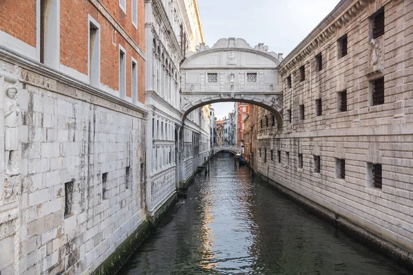 Venecia, Italia. Puente de los Suspiros en Venecia — Foto de Stock