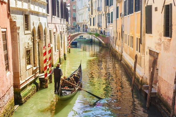 Olaszország. Velence. Gondola, Velence festői csatornái. — Stock Fotó