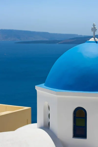 Santorini Modré Kopule Kostela Výhledem Moře — Stock fotografie