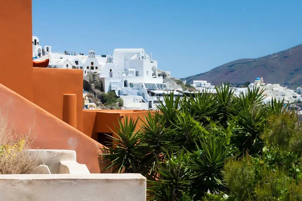 Güneşli Santorini mimarisine genel bakış