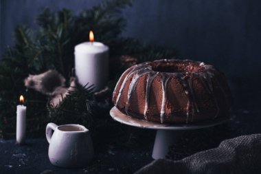 Noel kek mumlar ile masada