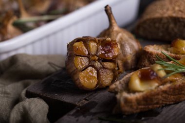 Ev yapımı ekmek ile kavrulmuş sarımsak, ön plan odaklanmak Close-up