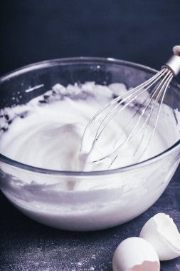 Siyah masada, seçici odak yumurta akı için krem şanti