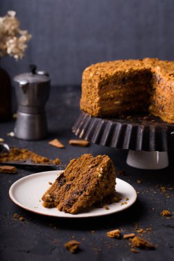 seçici odak beyaz tabakta bal pasta  