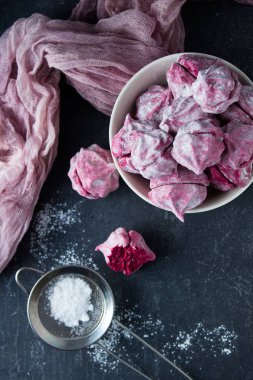 blackberry Marshmallow siyah arka plan, seçici odak üzerine beyaz kase Close-up