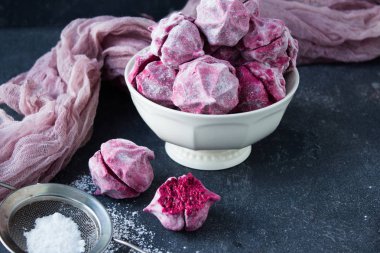 blackberry Marshmallow siyah arka plan, seçici odak üzerine beyaz kase Close-up